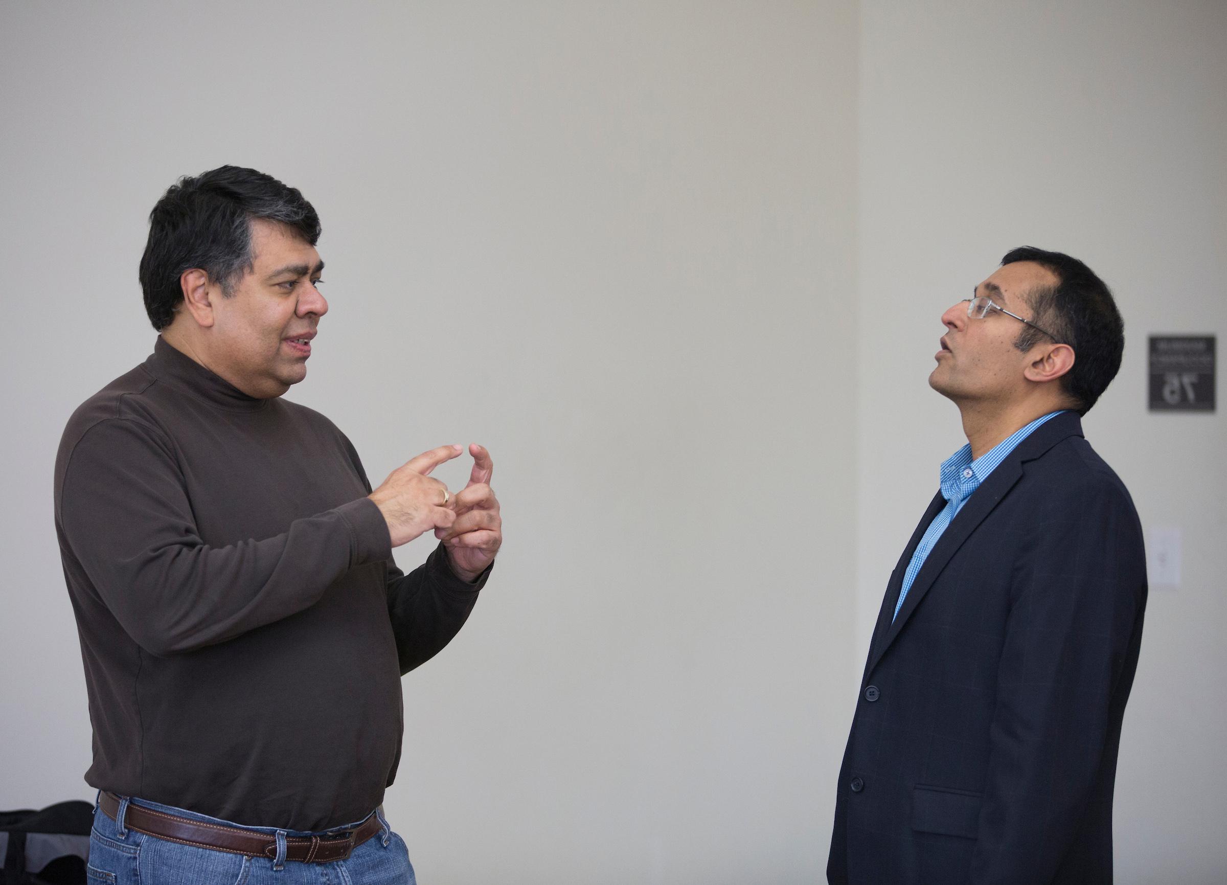 Henry Balani, right, in a discussion with Professor of Management Praveen Parboteeah, who established the DBA program at <a href='http://qdlrhk.zhkkxj.com'>足彩平台</a>.